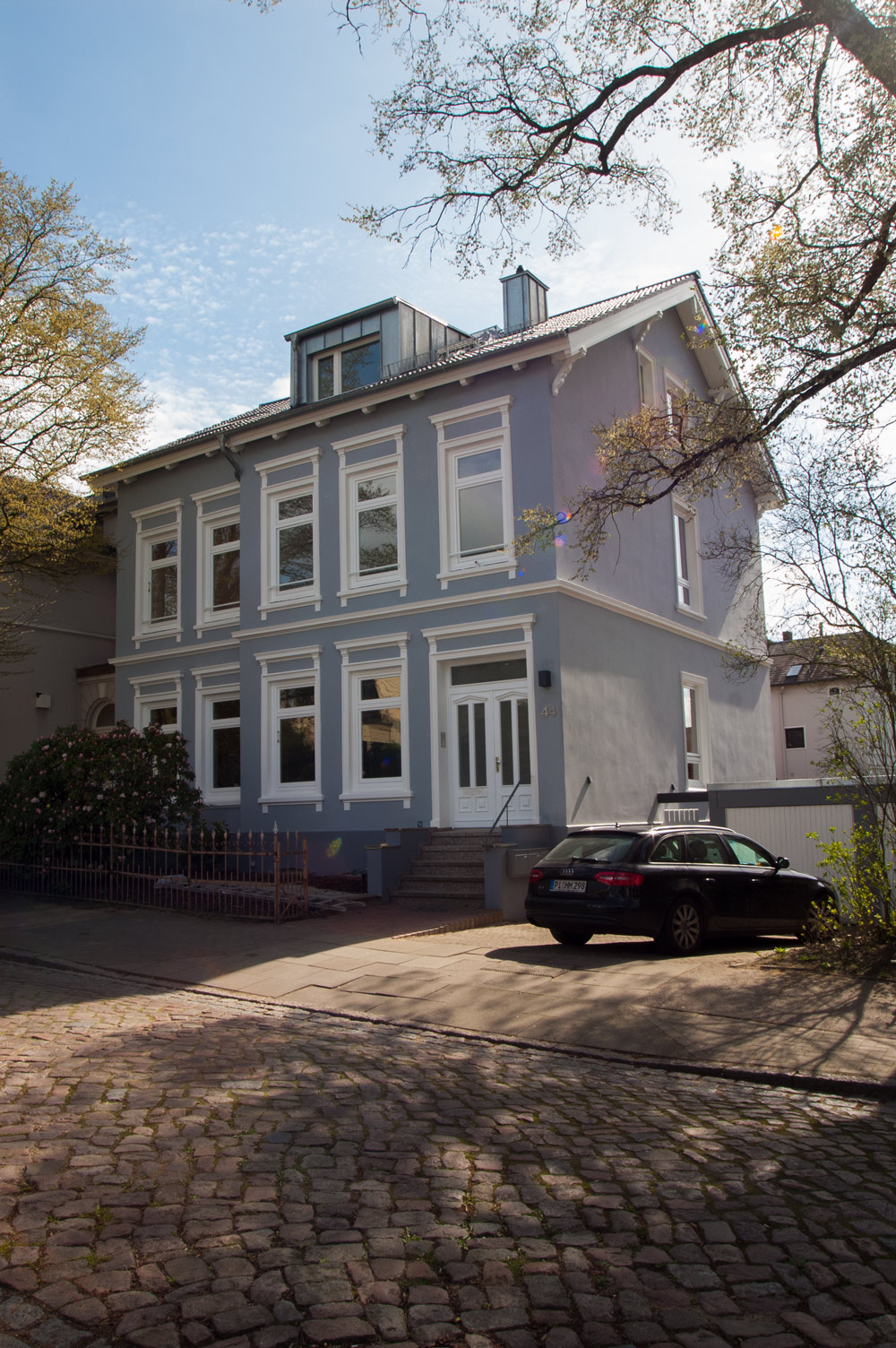 Mehrfamilienhaus als Straßenansicht